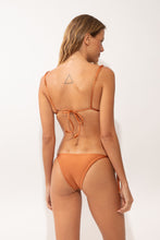 Laden Sie das Bild in den Galerie-Viewer, Model Back: Rio De Sol Oberteil Top Shimmer-Nocciola Lia-Noa
