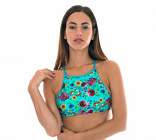 Laden Sie das Bild in den Galerie-Viewer, Model Front: Rio De Sol Oberteil Soutien Bloom Cropped