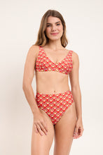 Laden Sie das Bild in den Galerie-Viewer, Model Front: Rio De Sol Oberteil Top Floral-Scales Hera