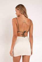 Laden Sie das Bild in den Galerie-Viewer, Model Back: Rio De Sol Strandrock Brisa-Offwhite Rubi Skirt