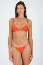 Laden Sie das Bild in den Galerie-Viewer, Model Front: Rio De Sol Oberteil Top Paprica Tri-Fixo