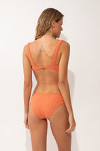 Laden Sie das Bild in den Galerie-Viewer, Model Back: Rio De Sol Unterteil Bottom Sand-Argila Essential-Comfy