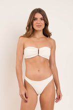 Laden Sie das Bild in den Galerie-Viewer, Model Front: Rio De Sol Oberteil Top Sand-Chantilly Sara