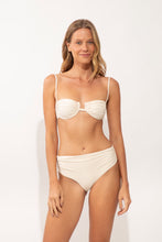 Laden Sie das Bild in den Galerie-Viewer, Model Front: Rio De Sol Oberteil Top Malibu-Natural Zaya