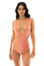 Laden Sie das Bild in den Galerie-Viewer, Model Front: Rio De Sol Badeanzug Trikini Ouro Rosa