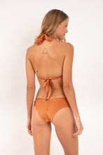 Laden Sie das Bild in den Galerie-Viewer, Model Back: Rio De Sol Unterteil Bottom Shimmer-Nocciola Mel