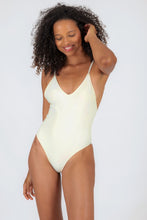 Laden Sie das Bild in den Galerie-Viewer, Model Front: Rio De Sol Badeanzug Off-White Hype