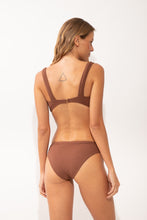 Laden Sie das Bild in den Galerie-Viewer, Model Back: Rio De Sol Unterteil Bottom Sand-Cappuccino Essential-Comfy