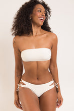 Laden Sie das Bild in den Galerie-Viewer, Model Front: Rio De Sol Oberteil Top Off-White Bandeau-Reto