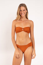 Laden Sie das Bild in den Galerie-Viewer, Model Front: Rio De Sol Oberteil Top Ferrugo Mavi