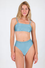 Laden Sie das Bild in den Galerie-Viewer, Model Front: Rio De Sol Set Set Mirante Bandeau-Reto Hotpants