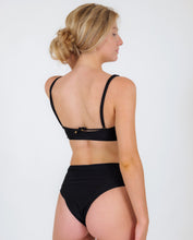 Laden Sie das Bild in den Galerie-Viewer, Image 06: Rio De Sol Set Set Shimmer-Black Bandeau-Reto Hotpants