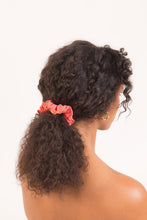 Laden Sie das Bild in den Galerie-Viewer, Model Front: Rio De Sol Haar-Accessoires Malibu-Nina Scrunchie