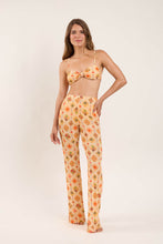 Laden Sie das Bild in den Galerie-Viewer, Model Front: Rio De Sol Strandhosen Mosaico Pants Lana