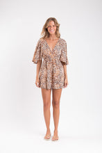 Laden Sie das Bild in den Galerie-Viewer, Model Front: Rio De Sol Mini Dress Leopard Mini Dress