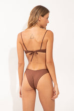 Laden Sie das Bild in den Galerie-Viewer, Model Back: Wednesday In Hawaii By Rio De Sol Oberteil Top Coco Shell