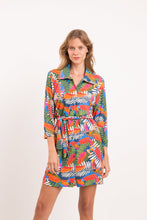 Laden Sie das Bild in den Galerie-Viewer, Model Front: Rio De Sol Hemdblusenkleid Jungle Chemise