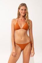 Laden Sie das Bild in den Galerie-Viewer, Model Front: Rio De Sol Oberteil Top Ferrugo Tri-Inv