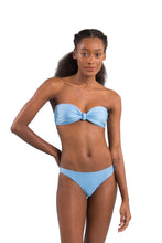 Laden Sie das Bild in den Galerie-Viewer, Model Front: Rio De Sol Set Set Shimmer-Baltic-Sea Bandeau-Joy Essential
