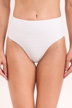 Laden Sie das Bild in den Galerie-Viewer, Gallery: Rio De Sol Unterteil Bottom Memphis-White Hotpants
