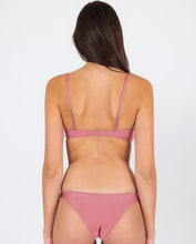 Laden Sie das Bild in den Galerie-Viewer, Image 06: Rio De Sol Set Set Shimmer-Confetti Bandeau-Knot Essential
