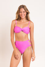 Laden Sie das Bild in den Galerie-Viewer, Model Front: Rio De Sol Set Set Vita-Pink Twist Highwaist-Spin
