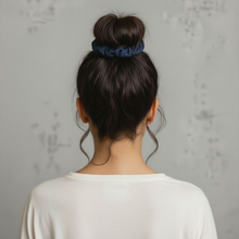 Laden Sie das Bild in den Galerie-Viewer, Model Back: Rio De Sol Haar-Accessoires Navy Scrunchie
