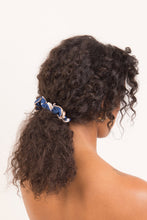 Laden Sie das Bild in den Galerie-Viewer, Model Front: Rio De Sol Haar-Accessoires Pottery Scrunchie
