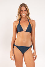 Laden Sie das Bild in den Galerie-Viewer, Model Front: Rio De Sol Oberteil Top Shimmer-Shark Mel
