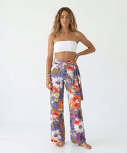 Laden Sie das Bild in den Galerie-Viewer, Model Front: Rio De Sol Strandhosen Garden-Flower Pants Knot
