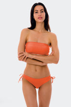 Laden Sie das Bild in den Galerie-Viewer, Model Front: Rio De Sol Unterteil Bottom Light-Peach Madrid
