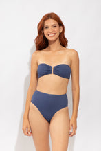Laden Sie das Bild in den Galerie-Viewer, Model Front: Rio De Sol Unterteil Bottom Carmel-Blue Hotpants
