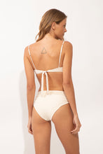 Laden Sie das Bild in den Galerie-Viewer, Model Back: Rio De Sol Oberteil Top Malibu-Natural Zaya
