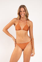 Laden Sie das Bild in den Galerie-Viewer, Model Front: Rio De Sol Set Set Shimmer-Nocciola Frufru
