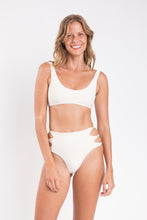 Laden Sie das Bild in den Galerie-Viewer, Model Front: Rio De Sol Unterteil Bottom Malibu-Natural Highwaist-Spin
