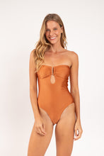Laden Sie das Bild in den Galerie-Viewer, Model Front: Rio De Sol Badeanzug Shimmer-Nocciola Sara-Op
