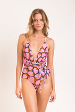 Laden Sie das Bild in den Galerie-Viewer, Model Front: Rio De Sol Badeanzug Amore-Pink New Vegas
