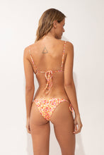 Laden Sie das Bild in den Galerie-Viewer, Model Back: Rio De Sol Oberteil Top Ditsy-Butter Lia
