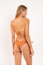 Laden Sie das Bild in den Galerie-Viewer, Model Back: Rio De Sol Unterteil Bottom Shimmer-Nocciola Frufru
