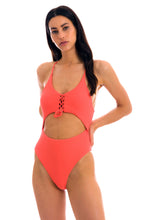 Laden Sie das Bild in den Galerie-Viewer, Model Front: Rio De Sol Badeanzug Dots-Tabata Ivy Strap
