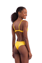 Laden Sie das Bild in den Galerie-Viewer, Model Back: Rio De Sol Oberteil Top Malibu-Yellow Balconet
