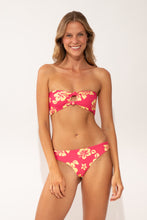 Laden Sie das Bild in den Galerie-Viewer, Model Front: Wednesday In Hawaii By Rio De Sol Oberteil Top Pua-Guava Lani
