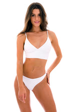 Laden Sie das Bild in den Galerie-Viewer, Model Front: Rio De Sol Set Set Cotele-Branco Tri-Tank Comfy
