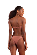 Laden Sie das Bild in den Galerie-Viewer, Model Back: Rio De Sol Oberteil Top Shimmer-Copper Bandeau-Joy
