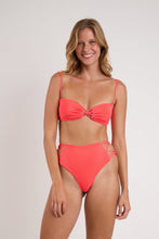Laden Sie das Bild in den Galerie-Viewer, Model Front: Rio De Sol Set Set Malibu-Folia Bandeau-Iris Highwaist-Spin-Iris
