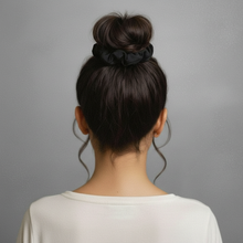 Laden Sie das Bild in den Galerie-Viewer, Model Back: Rio De Sol Haar-Accessoires Nero Scrunchie
