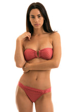Laden Sie das Bild in den Galerie-Viewer, Model Front: Rio De Sol Unterteil Bottom Kiwanda Madras Bandeau
