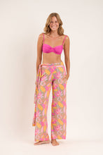 Laden Sie das Bild in den Galerie-Viewer, Model Front: Rio De Sol Strandhosen Lyla Pants Knot
