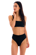 Laden Sie das Bild in den Galerie-Viewer, Model Front: Rio De Sol Oberteil Top St-Tpz-Black Reto
