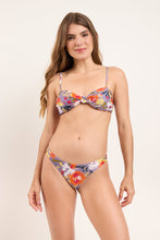 Laden Sie das Bild in den Galerie-Viewer, Model Front: Rio De Sol Set Set Garden-Flower Bandeau-Joy Essential
